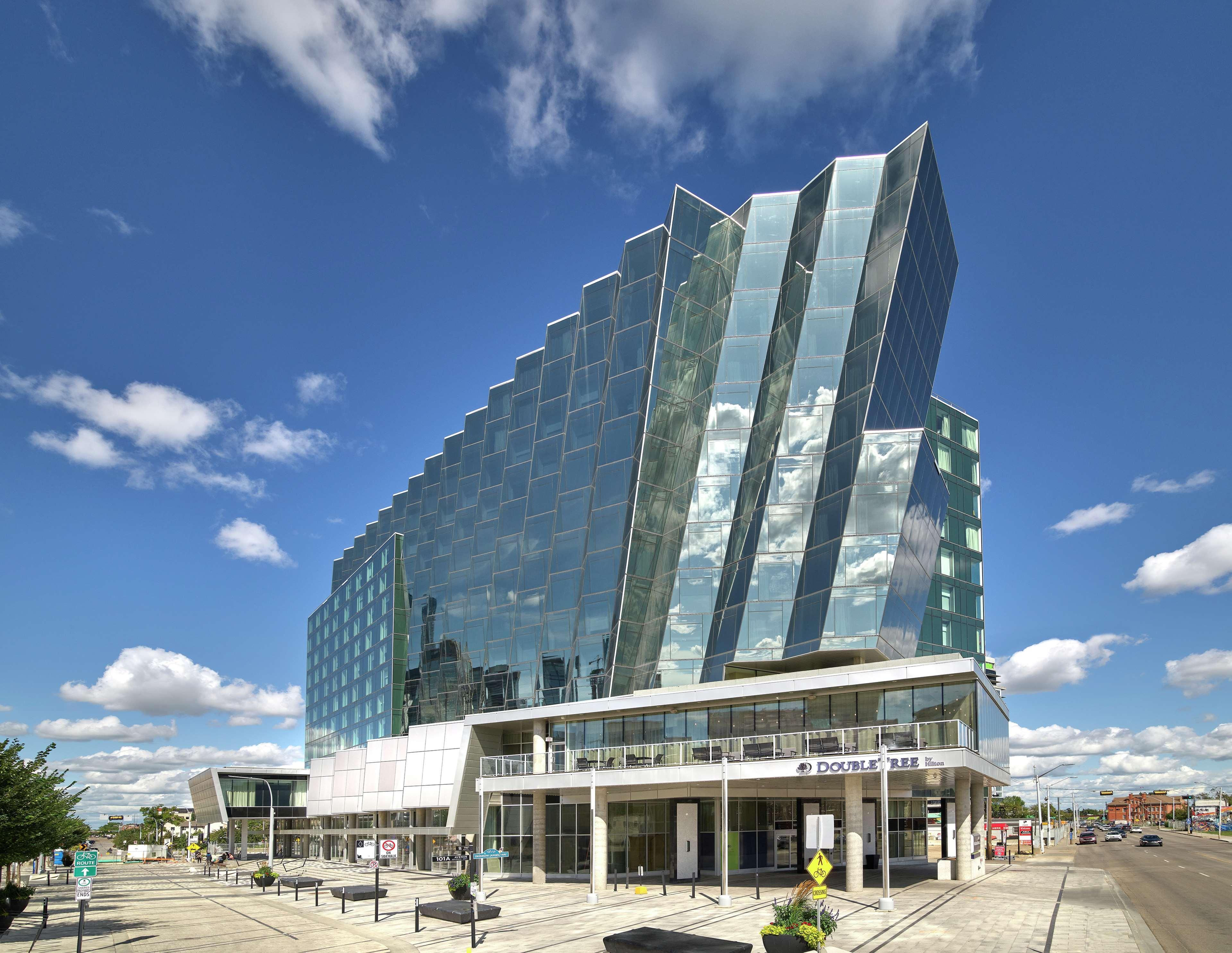 Hotel Doubletree By Hilton Edmonton Downtown Exterior foto