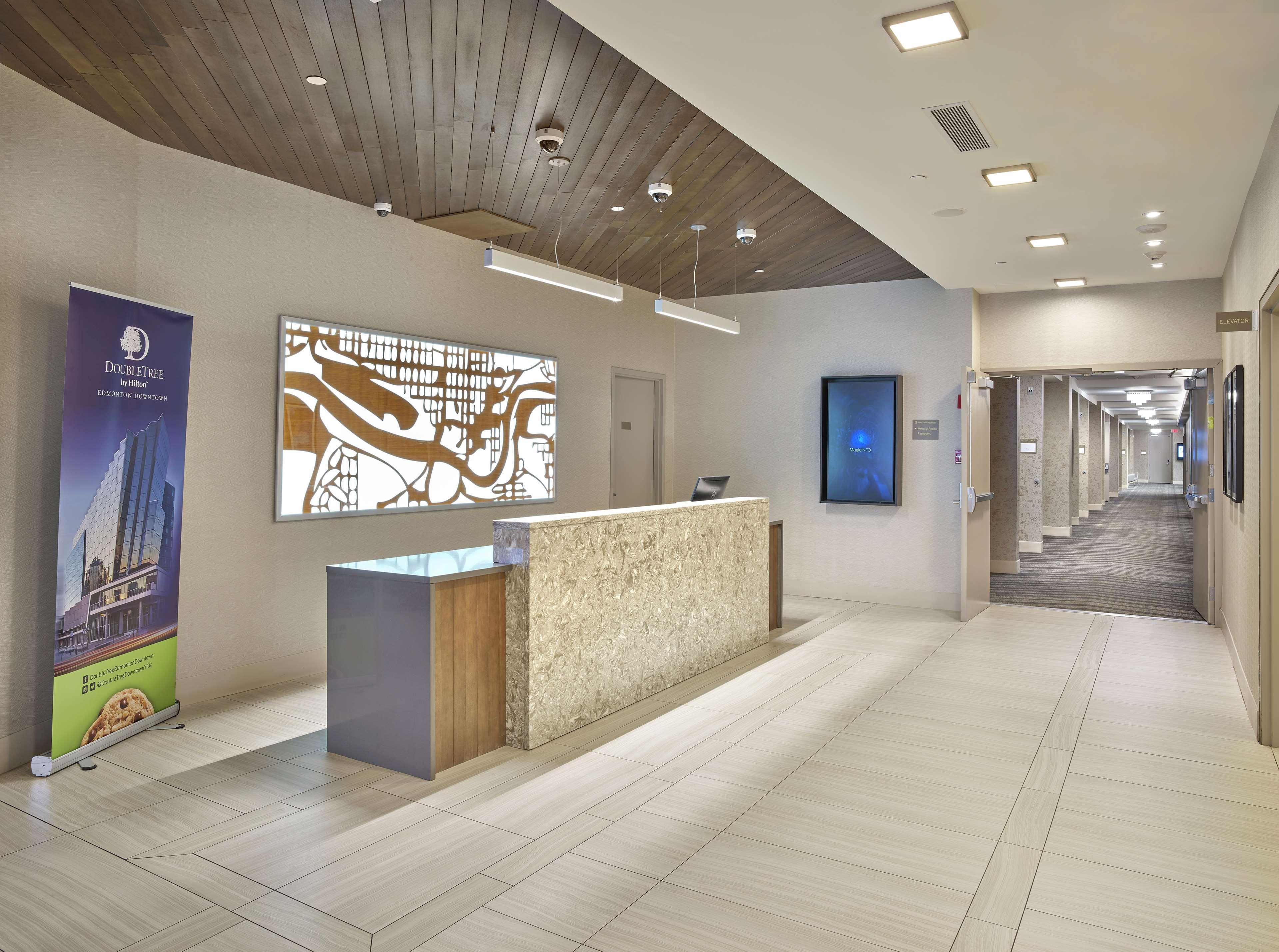 Hotel Doubletree By Hilton Edmonton Downtown Exterior foto